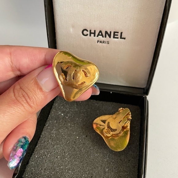 Chanel Vintage Gold CC Heart Clip On Earrings - Picture 2 of 6